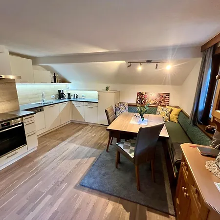 Maximilian トゥクス